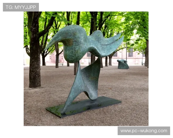 意甲与雕塑家合作，公共艺术装置