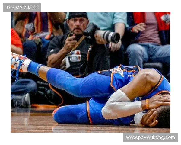 加拿大球星内森·麦金农遭肘击，痛苦倒地引发后续冲突